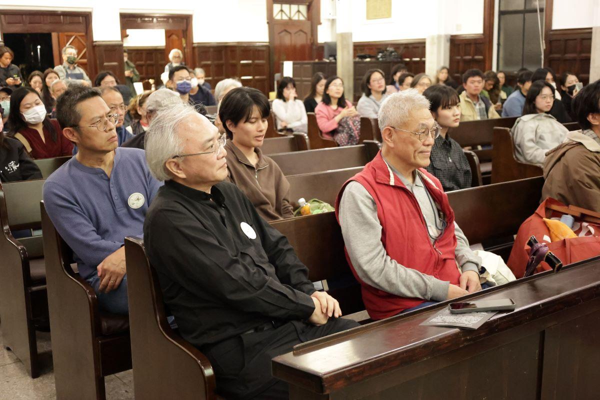  台獨聯盟等台派團體邀請民眾觀賞《牽阮的手》，同時安排林宅血案當時的歷史見證者《中國時報》記者吳國棟先生分享，透過影像與對話，重新凝視 1980 年 2 月 28 日發生的林宅血案。 圖：康紘齊拍攝/台獨聯盟提供 