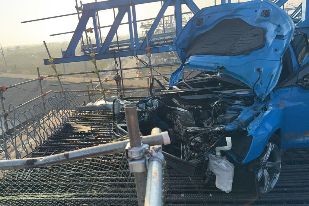 台南台江大道自小客衝進工地 駕駛當場死亡