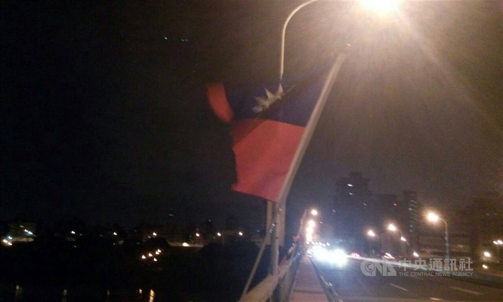 毀損中華民國國旗案 2人判拘役15天確定