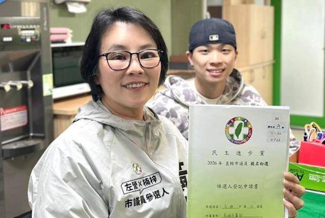 黃偵琳(左)酒駕被判刑2月退出黨內初選，她破萬的選票如何有效配給綠營提名的議員候選人，攸關民進黨能否突破過去的「左楠三席魔咒」。 圖：翻攝臉書