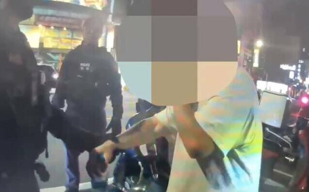 情緒太激動!嘉義男深夜超商亮刀恫嚇「想試試看?」 警逮人強制送醫