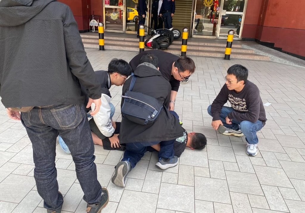 男騎機車衝闖基市警局卡階梯 精神恍惚拒唾液毒篩