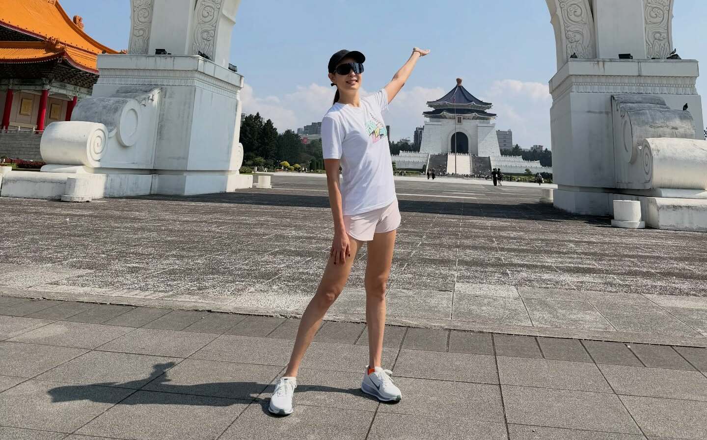 賈永捷嗆蔣中正繼續罰坐 藝術家大讚真猛!喊話文化部「把桌椅拿走讓他半蹲」