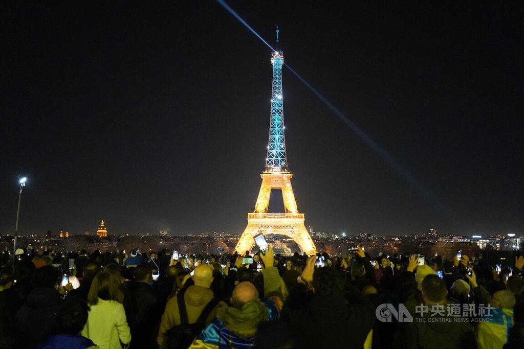 俄烏戰爭4週年巴黎鐵塔點亮藍黃光 烏國僑民想回家