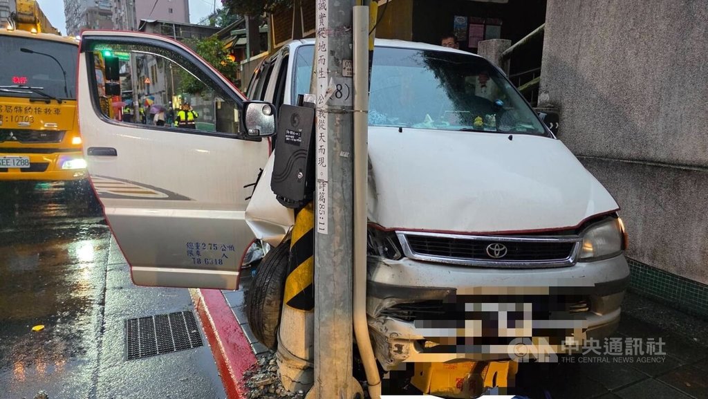 北市文山區車輛失控衝人行道 釀1死2傷