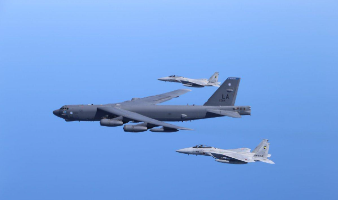 （影）美軍擴大對伊增兵! 又一航母前往中東  B-52、2電子戰機也同赴