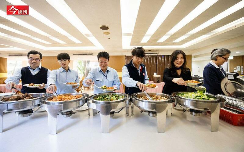 中鋼員工餐廳年銷百萬顆月餅、自助餐75元夾到飽、周三限定鮮魚米粉...鋼鐵龍頭「虧錢也要賣」的美味秘密