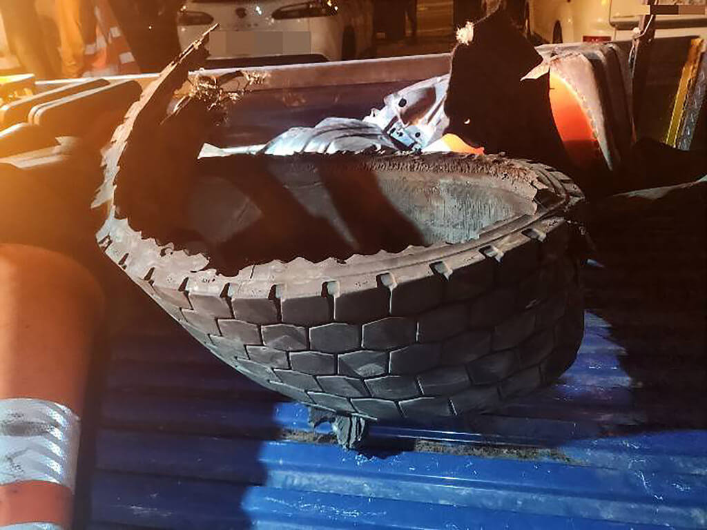 國1彰化北斗路段聯結車爆胎 5車閃避不及碰撞