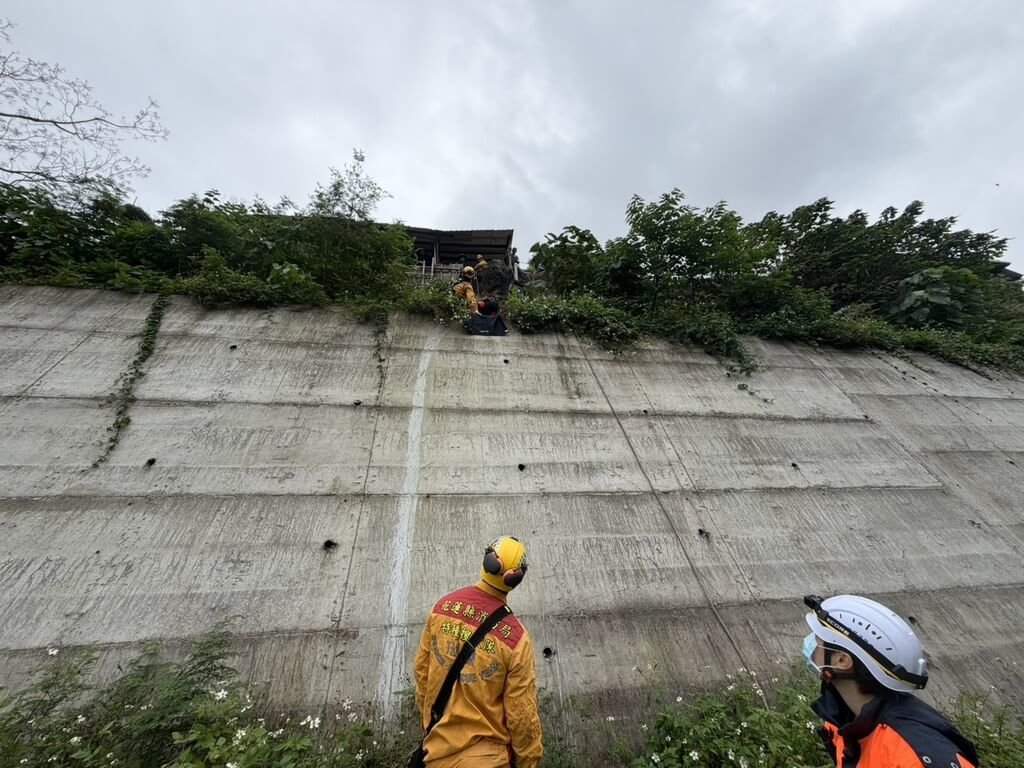 花蓮70歲婦人工寮務農 失足摔5公尺邊坡傷重送醫