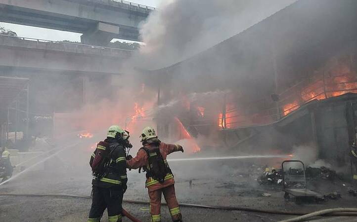 (影)泰山回收場清晨驚傳大火!黑煙衝天畫面曝光