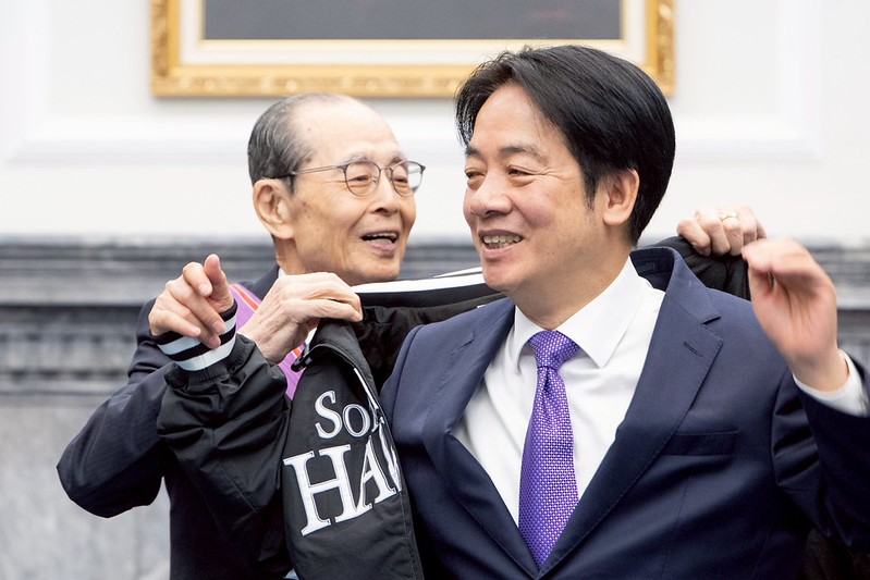  王貞治為賴清德披上軟銀棒球外套。 圖：總統府提供 