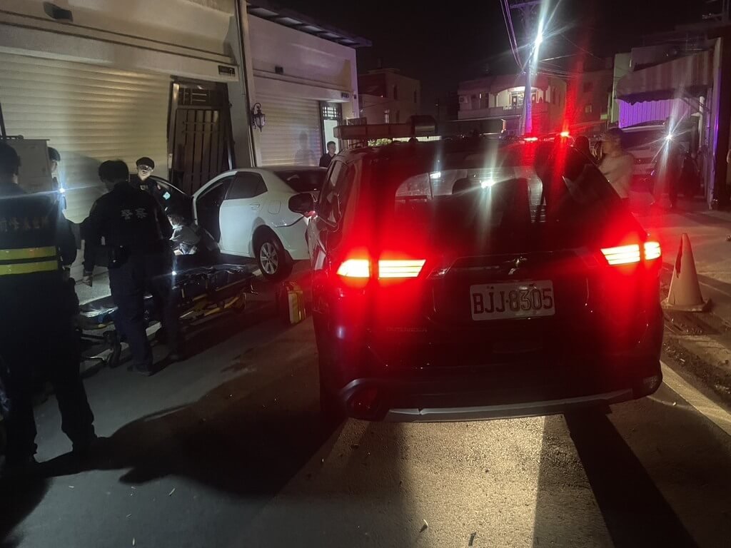 高雄男毒駕拒檢竄逃 闖紅燈自撞民宅大門遭送辦