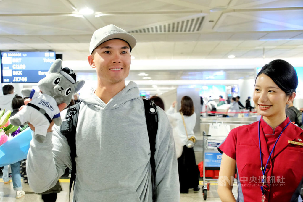 台美混血好手費柴德抵台 中職送上吉祥物歐告娃娃