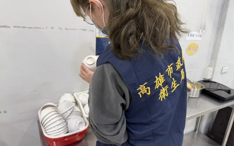 必比登名店鴨肉珍爆「瓷碗碎片摻飯」 業者道歉、衛生局揪7缺失