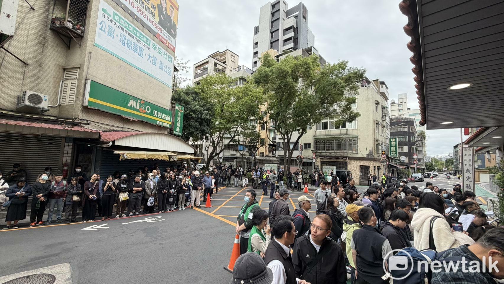  許多民眾一早就到義光教會守候。 圖：高逸帆／攝 