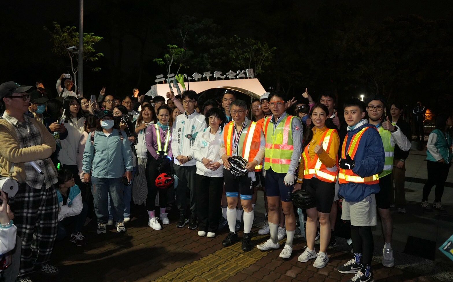 21小時46分完成一日北高! 柯文哲曝黃國昌騎到抽筋仍完賽「總是這麼拚」