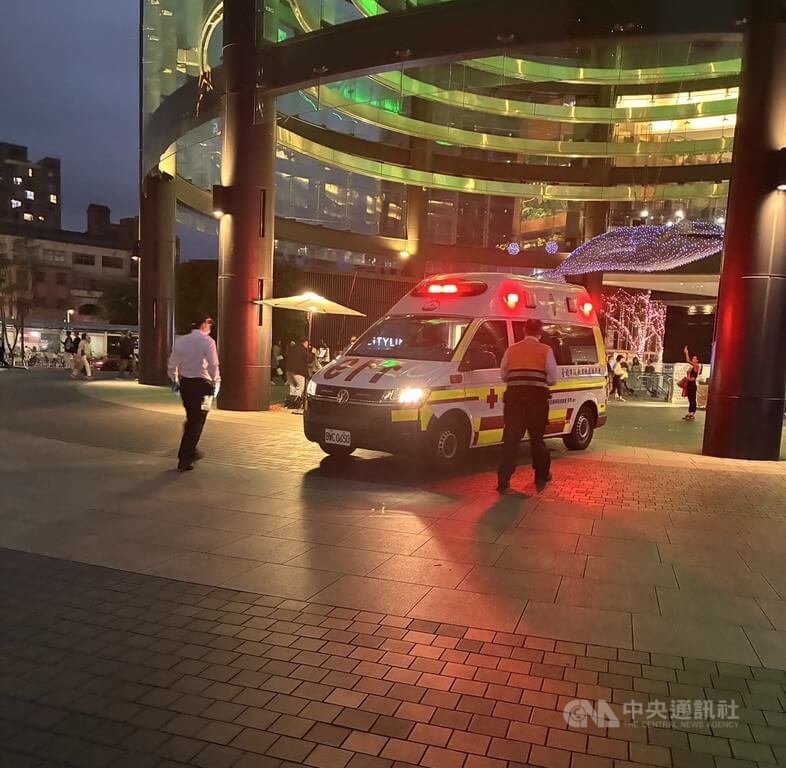 婦人松山火車站滑手機不慎落軌受傷 鐵警將裁處