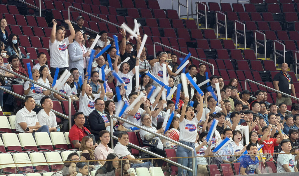 台灣男籃出戰中國隊 旅菲台灣人創意應援展團結