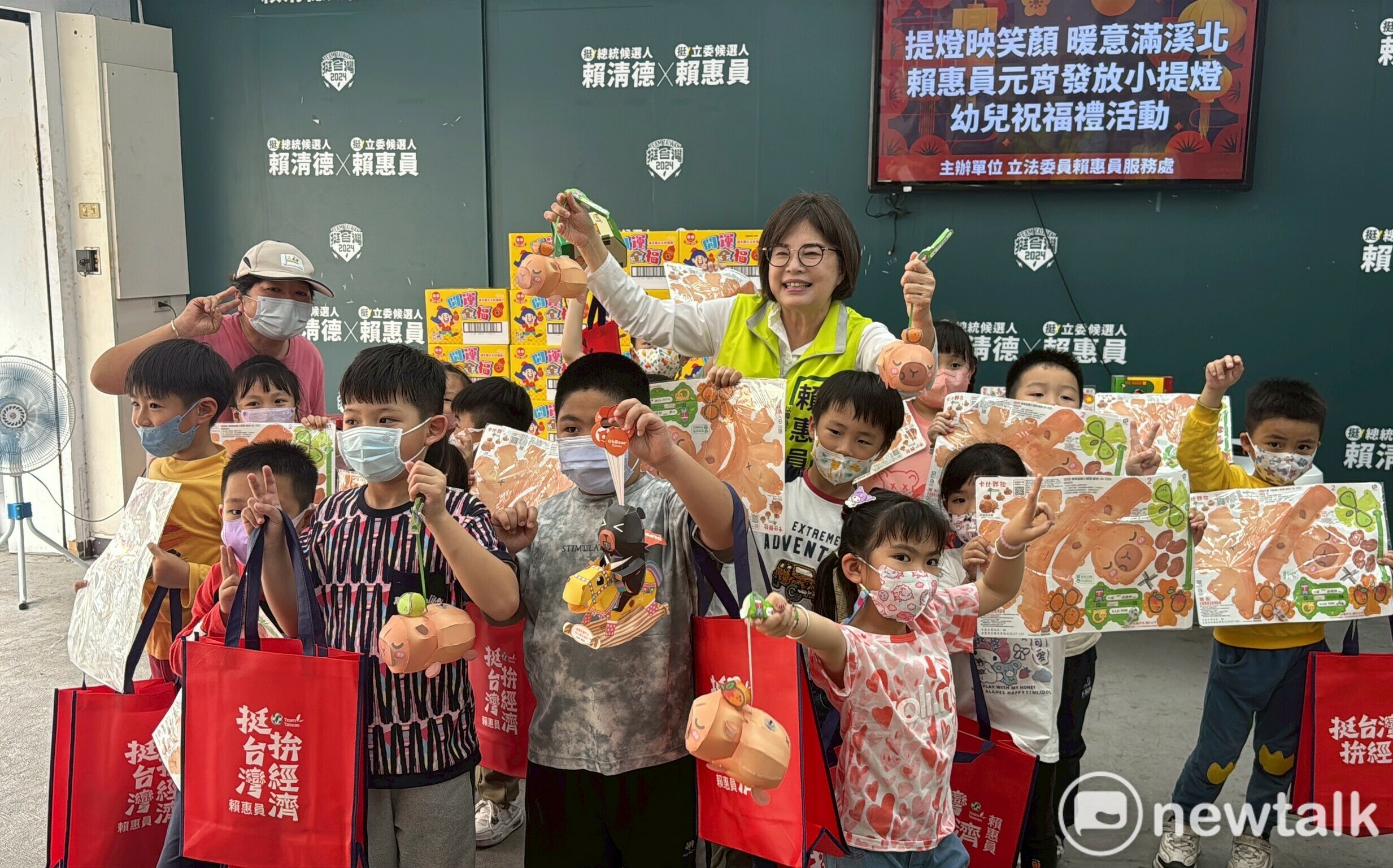 提燈映笑顏暖意滿溪北 賴惠員發小提燈慶元宵