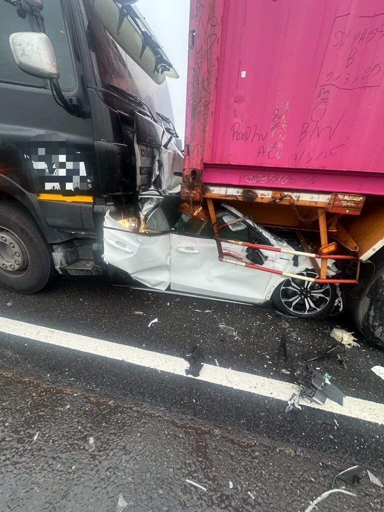 國1南向路竹路段3車追撞 小客車駕駛傷重身亡
