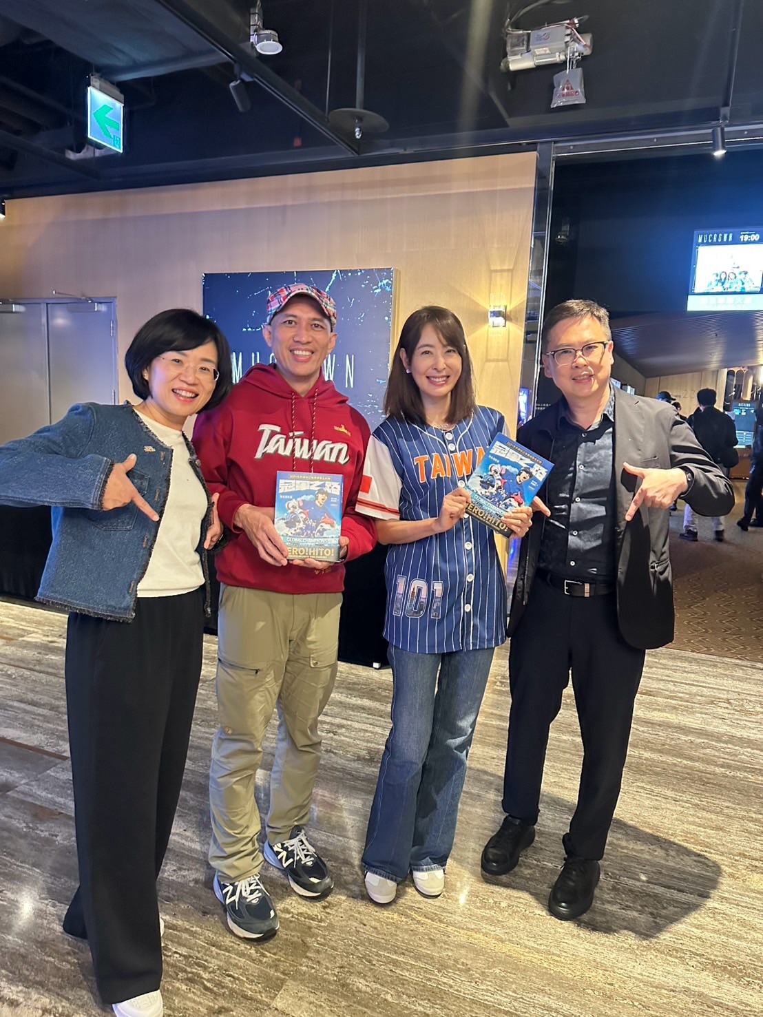  貼文中，賈永婕也配上與民進黨新北市參選人蘇巧慧及其丈夫《冠軍之路》導演龍男．以撒克．凡亞思（Isaac Fan-Ya-Si）的合照。 圖：取自 賈永婕 FB 
