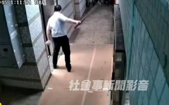 工程師酒後持木刀砍鄰居大門!警通知到案依恐嚇罪送辦