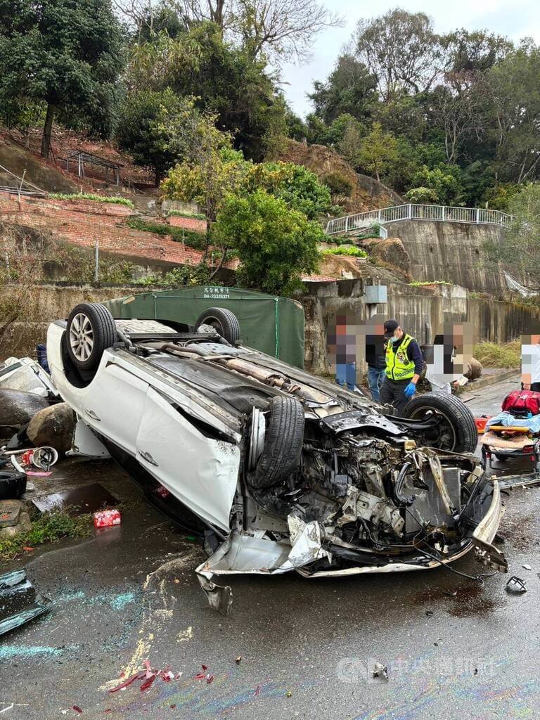 台中北屯轎車自撞民宅翻覆 2人疑骨折送醫