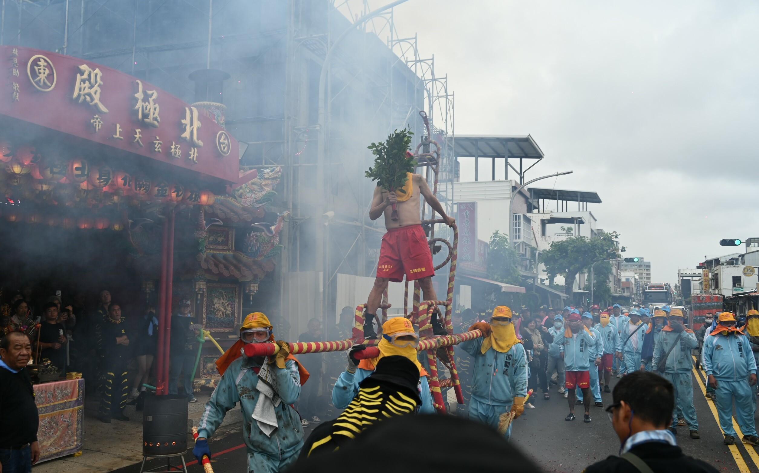 台東元宵遶境開炸!醫師痛批:無視禁令醫院放炮 網友掀罵戰