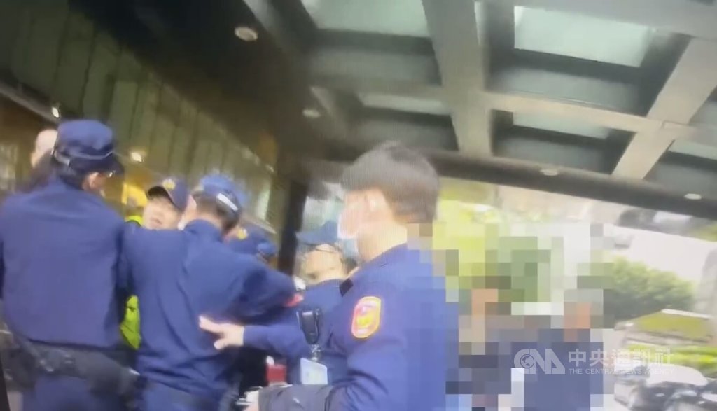 醉男闖立法院失控嗆聲 遭員警逮捕送辦