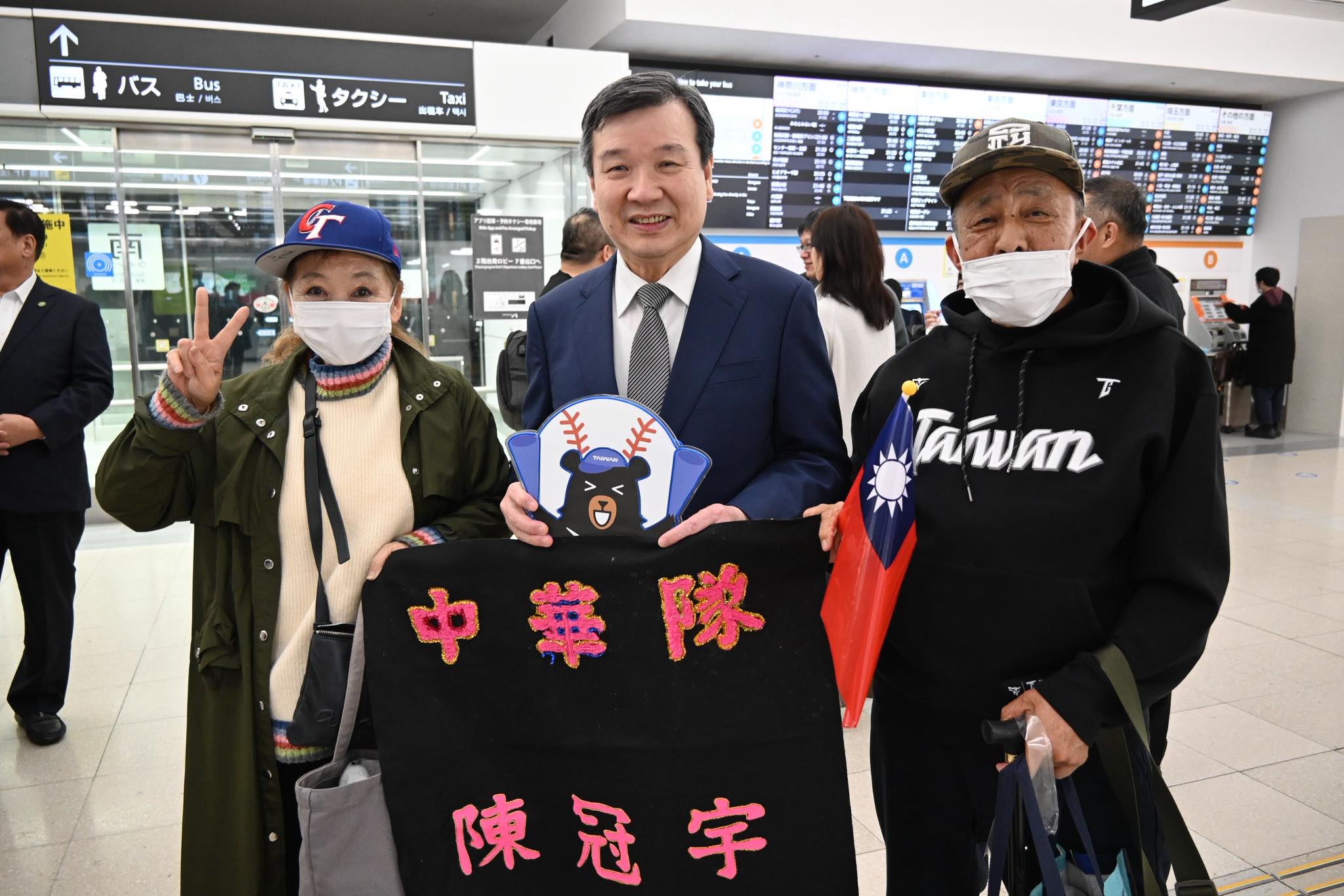  駐日大使李逸洋的日本友人還特別從千葉縣趕至，穿著寫有Team Taiwan的帽T，戴著「冠」字帽子、製作寫著陳冠宇字樣的布條到場加油。 圖：翻攝李逸洋臉書 