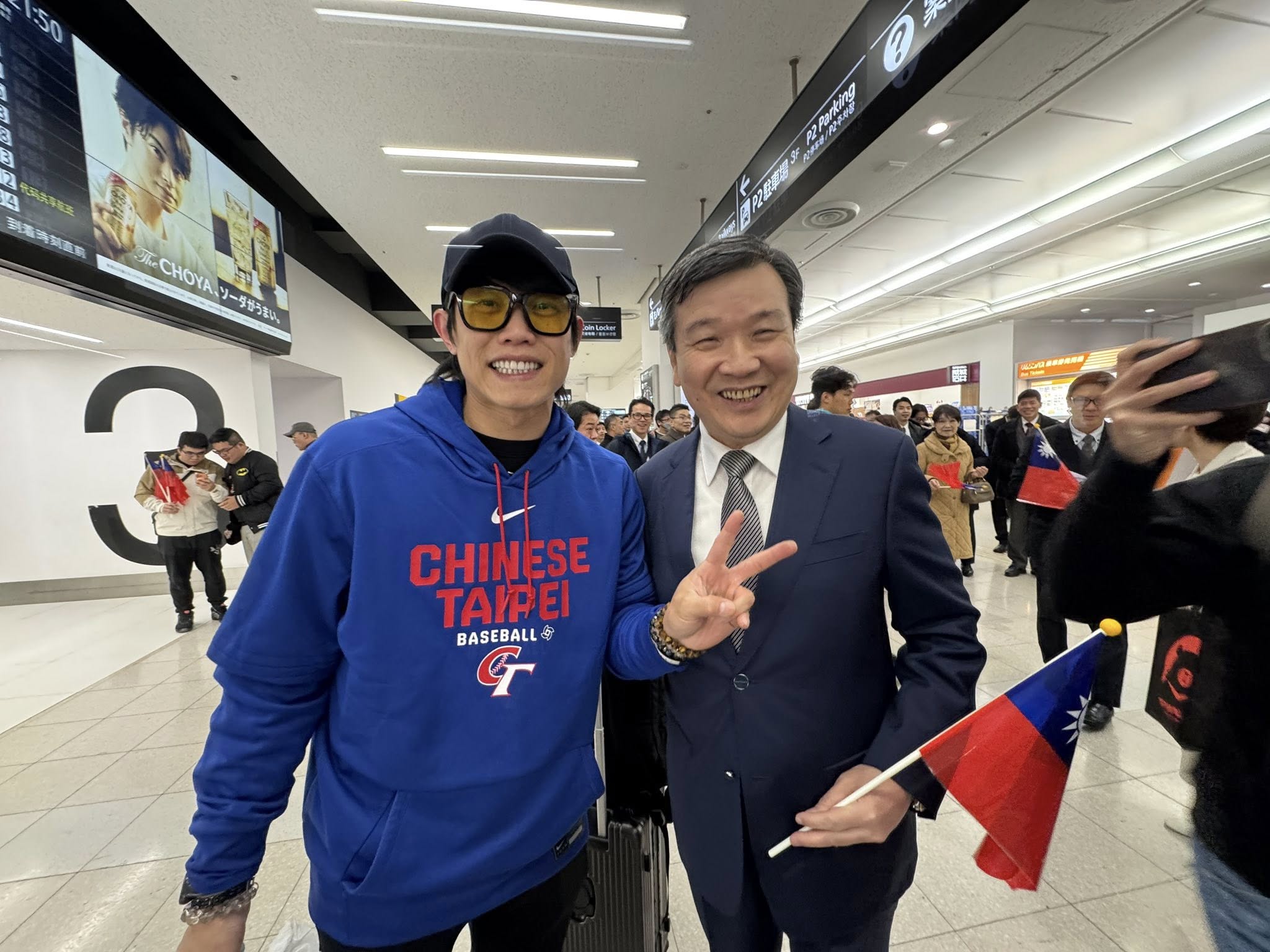  我國駐日大使李逸洋與選手陳冠宇合照並比出勝利V的手勢。 圖：翻攝李逸洋臉書 