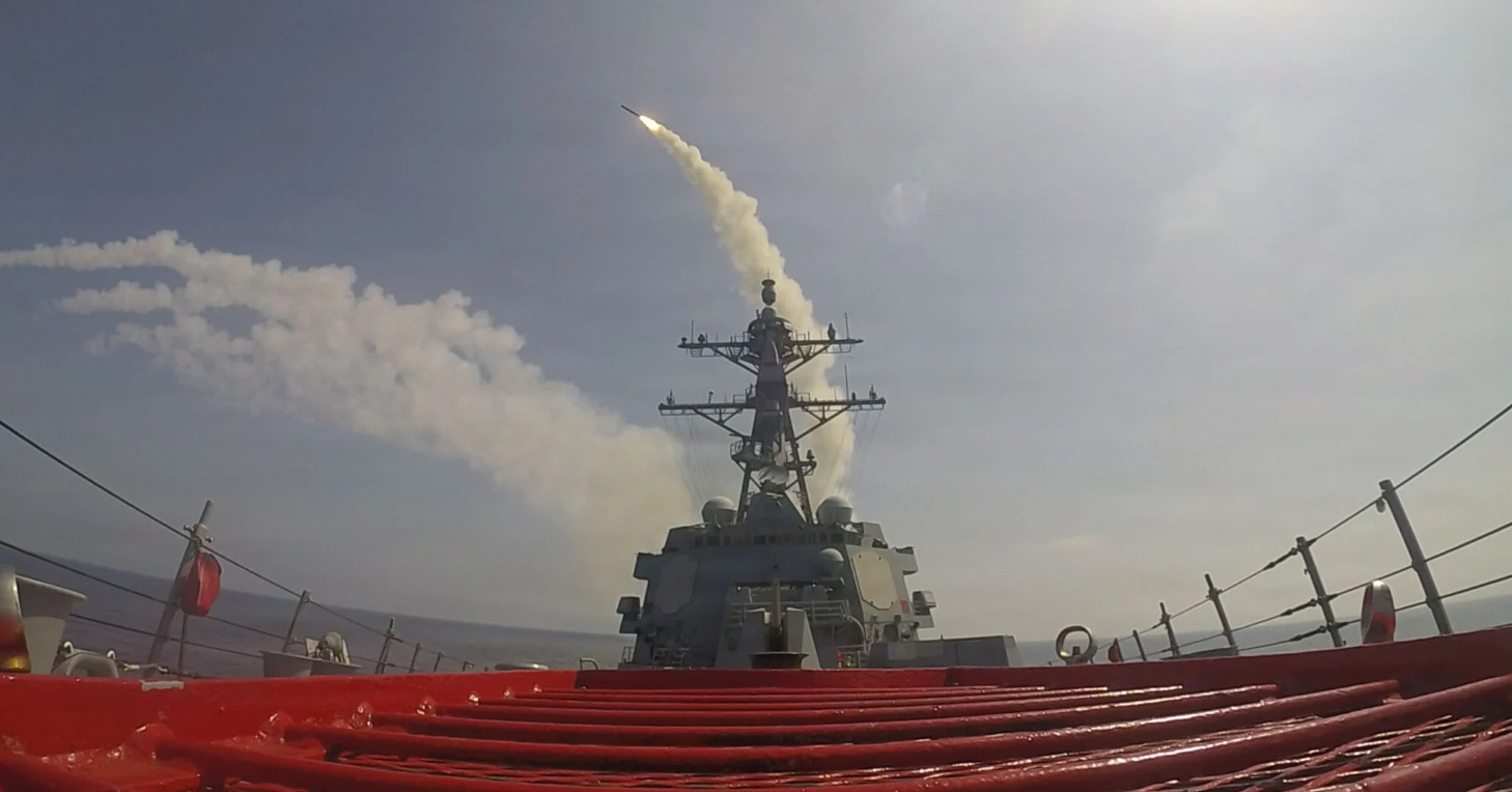 (影) 美軍15艦封鎖荷姆茲! 戰機夜航起降 伊革命衛隊對峙 戰事風險升高