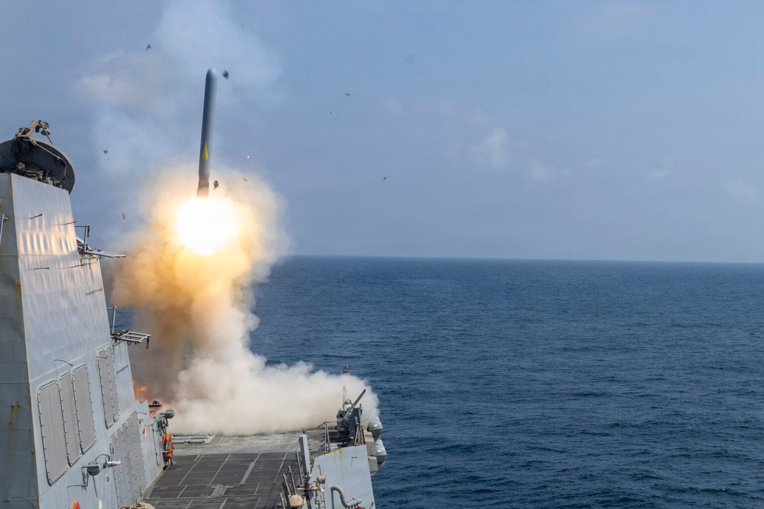  2月28日，美國勃克級驅逐艦「布萊克號（DDG-119）」執行「史詩憤怒行動」，對伊朗目標發射戰斧巡弋飛彈。 圖：翻攝US NAVY 