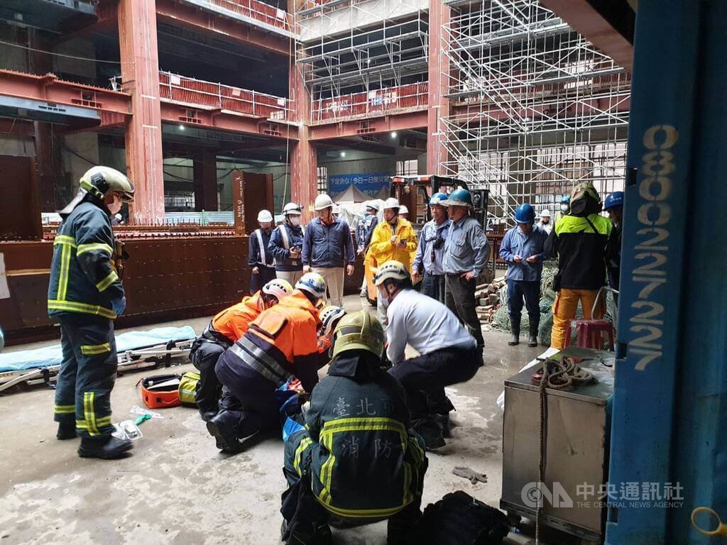 北市國賓飯店旁工地工人墜樓 命危送醫搶救