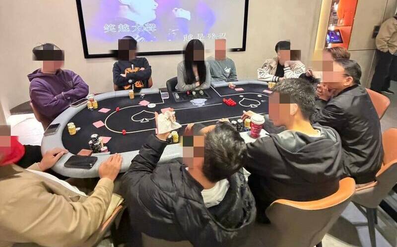 桃園德州撲克賭場藏民宅!中壢警查獲13人 扣百萬現金籌碼