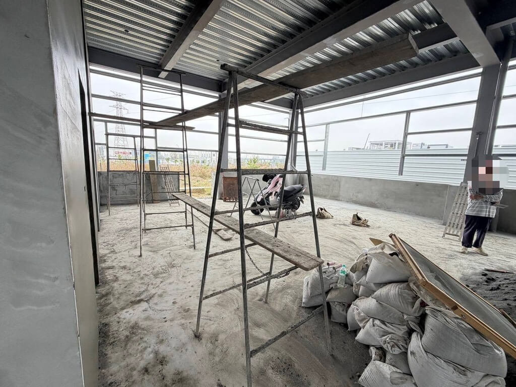 高雄工人攀梯墜地受傷送醫 市府勒令停工擬開罰