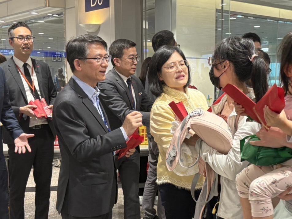  首批滯留中東我國旅客275人返台，官員前往機場表達慰問並聆聽建議。 圖：讀者提供 