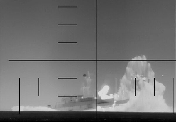  美軍潛艇發射魚雷擊沉伊朗戰艦。 圖：美國戰爭部提供 