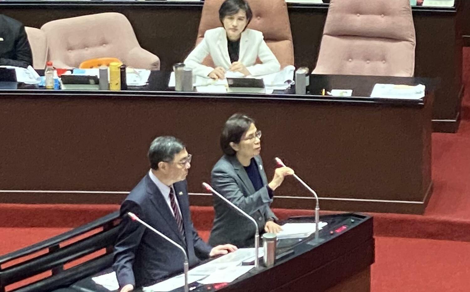 顏慧欣遭霸凌 鄭麗君哽咽:她沒跟我講經貿辦工作情形