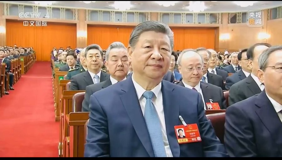  中共中央總書記習近平在此次兩會會場中並未坐在主席台中央位置，引發猜測。 圖：翻攝自Ｘ／@wanjunxie 