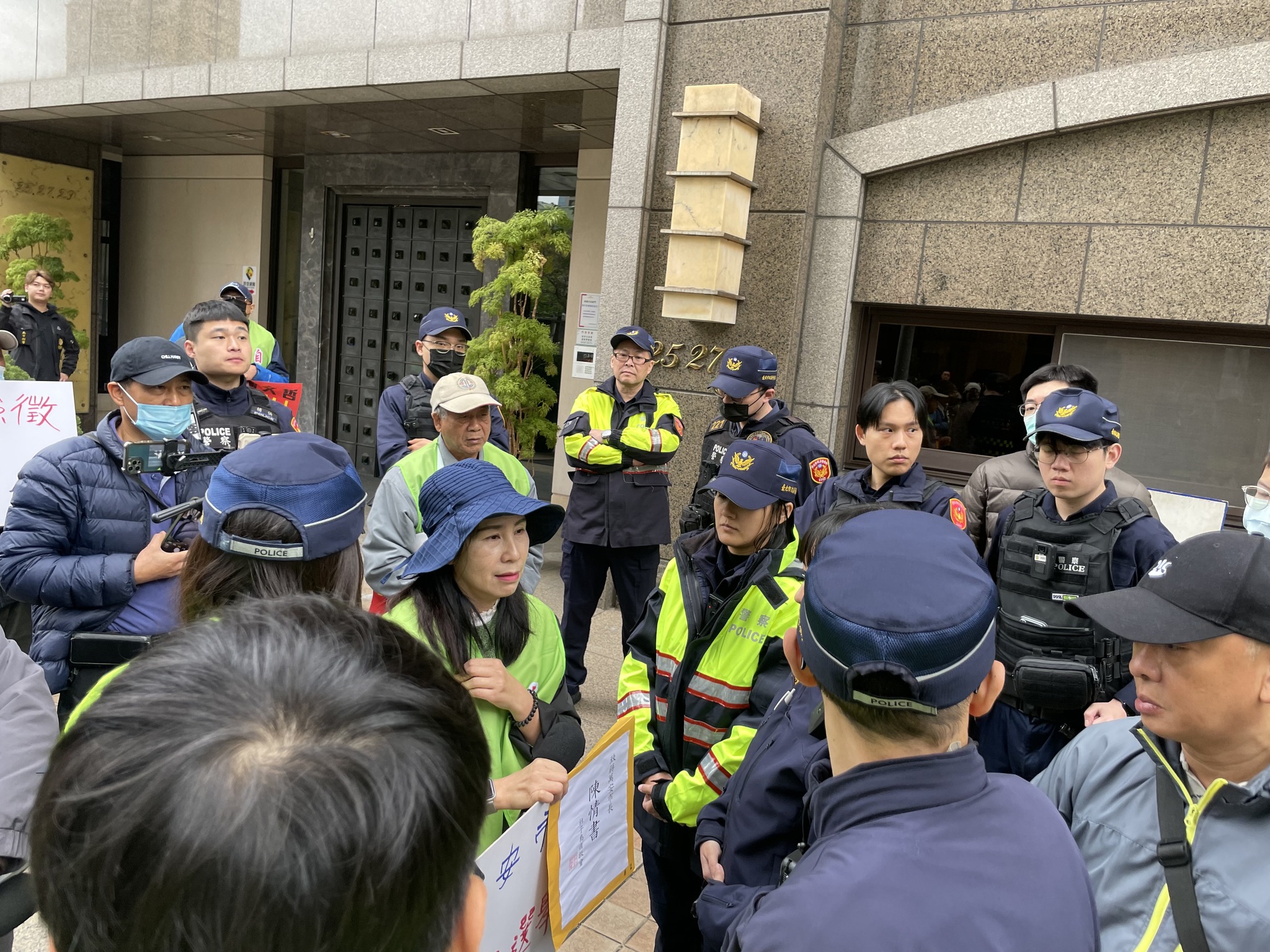  社子島自救會成員欲遞交陳情書給蔣萬安但遭警方阻攔。 圖：翻攝自台灣人權促進會臉書 