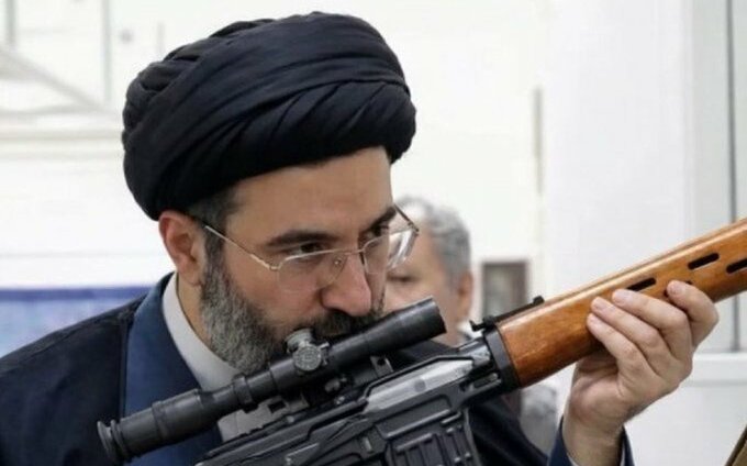 (影) 他幾乎被滅門 恐誓言復仇! 哈梅內衣子接最高領袖 國內外反對聲浪四起