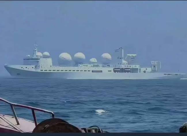 一艘名為「瞭望一號」的中國大型情報艦目前停泊在阿曼灣國際水域，引發西方軍事觀察人士關注。 圖:翻攝自X帳號@RJDAIGOGO
