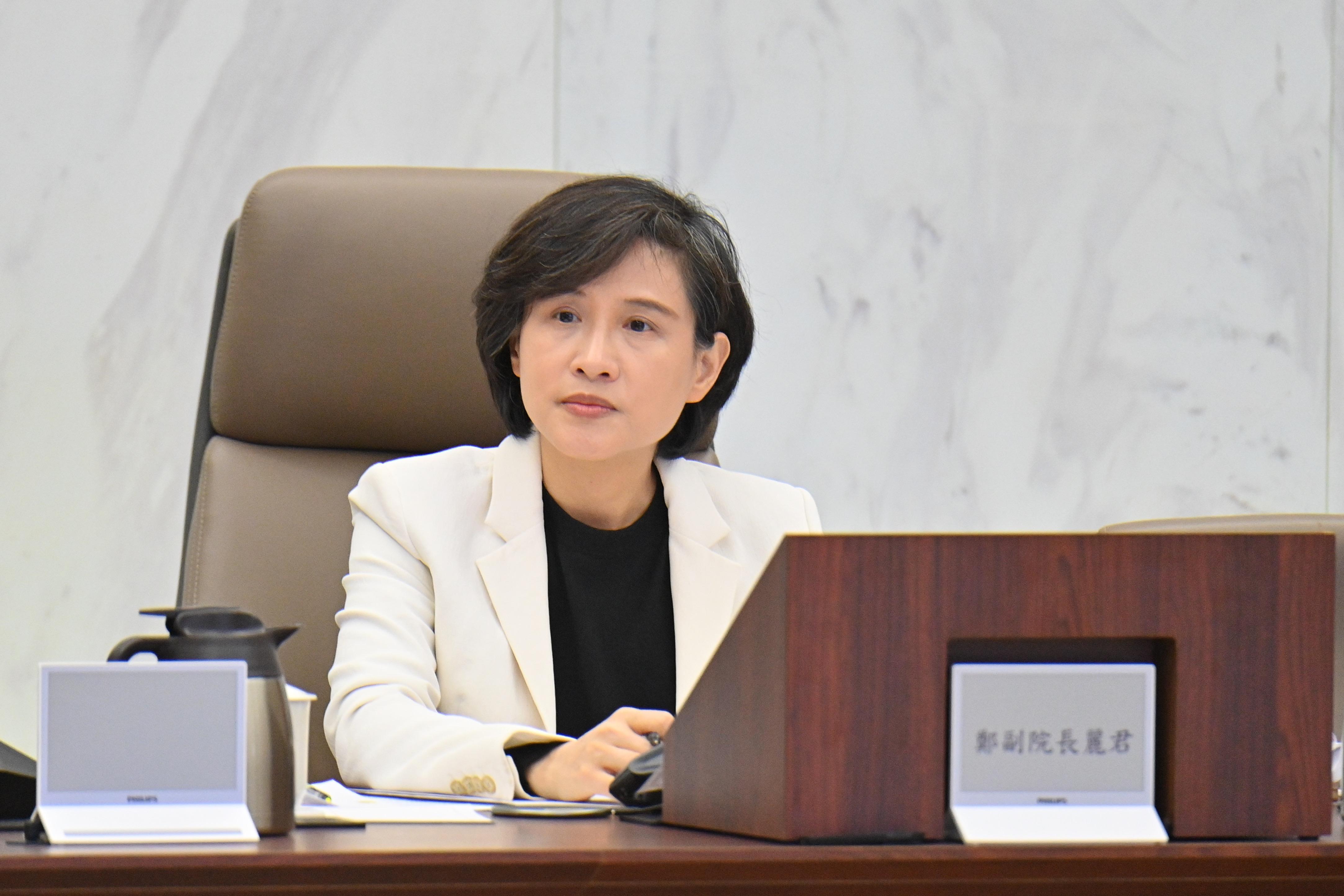 鄭麗君若待對美談判完成後點頭參選，也被視為可行策略，讓民進黨人選推出時能減少對手攻擊風險。 圖：行政院提供 