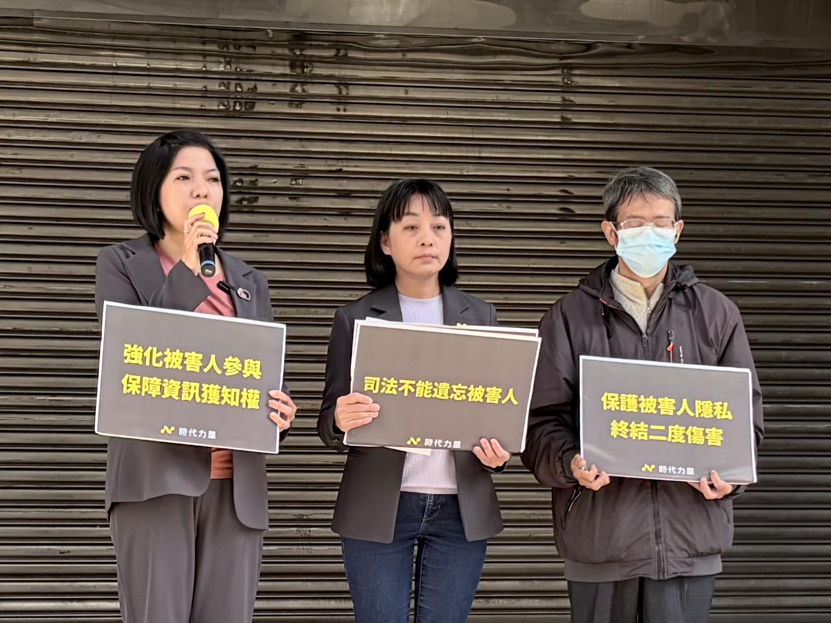 楊爸爸（右）在李惠暄表示想從政之後，給予她很大的支持。 圖：李宣萱 / 攝（資料照片）