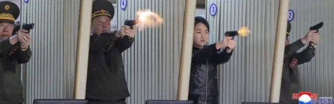  北韓軍人試射手槍。 圖 : 翻攝自朝中社 
