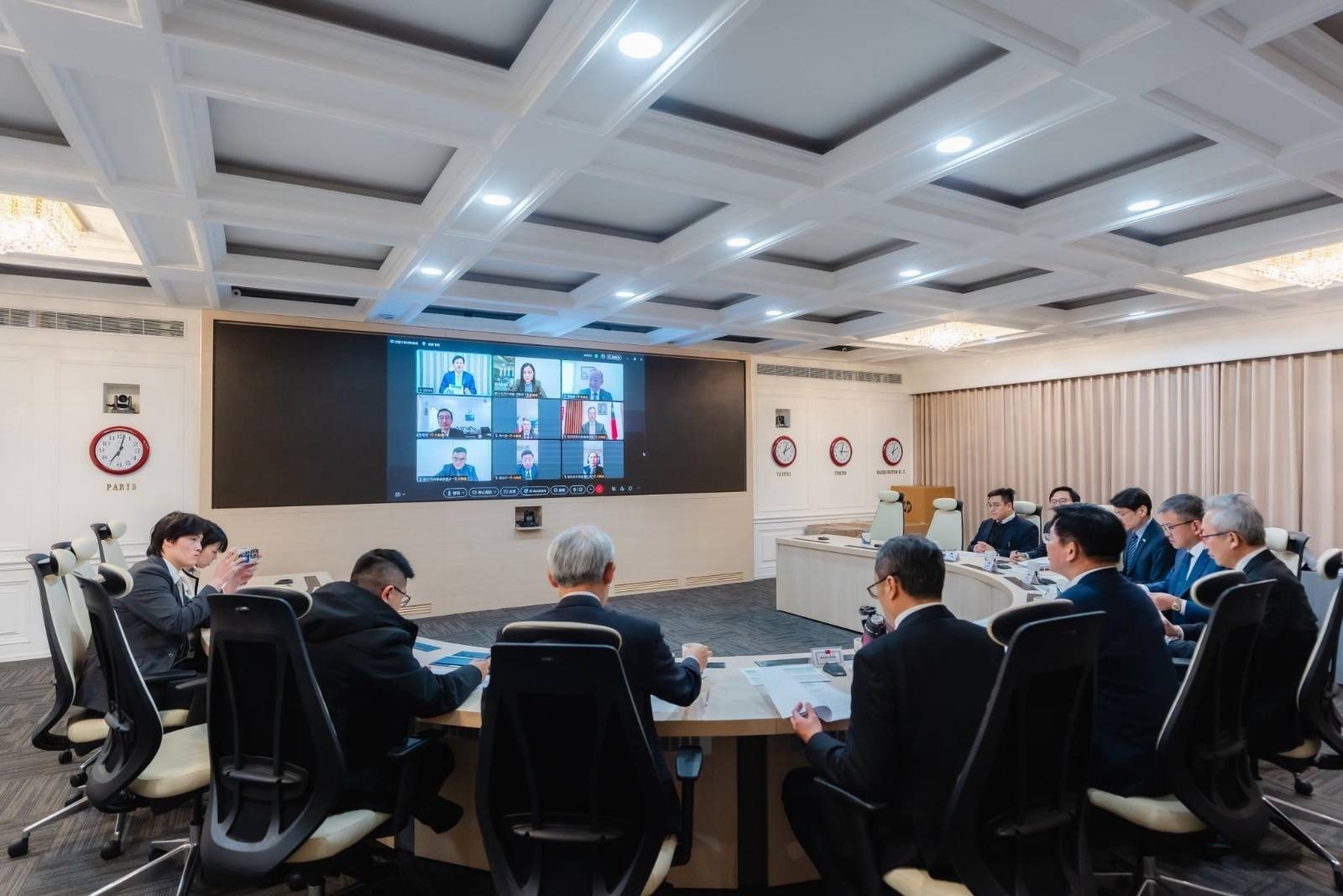 外交部長林佳龍與駐中東地區相關館處館長共同舉行中東情勢應變視訊會議。 圖：外交部提供 