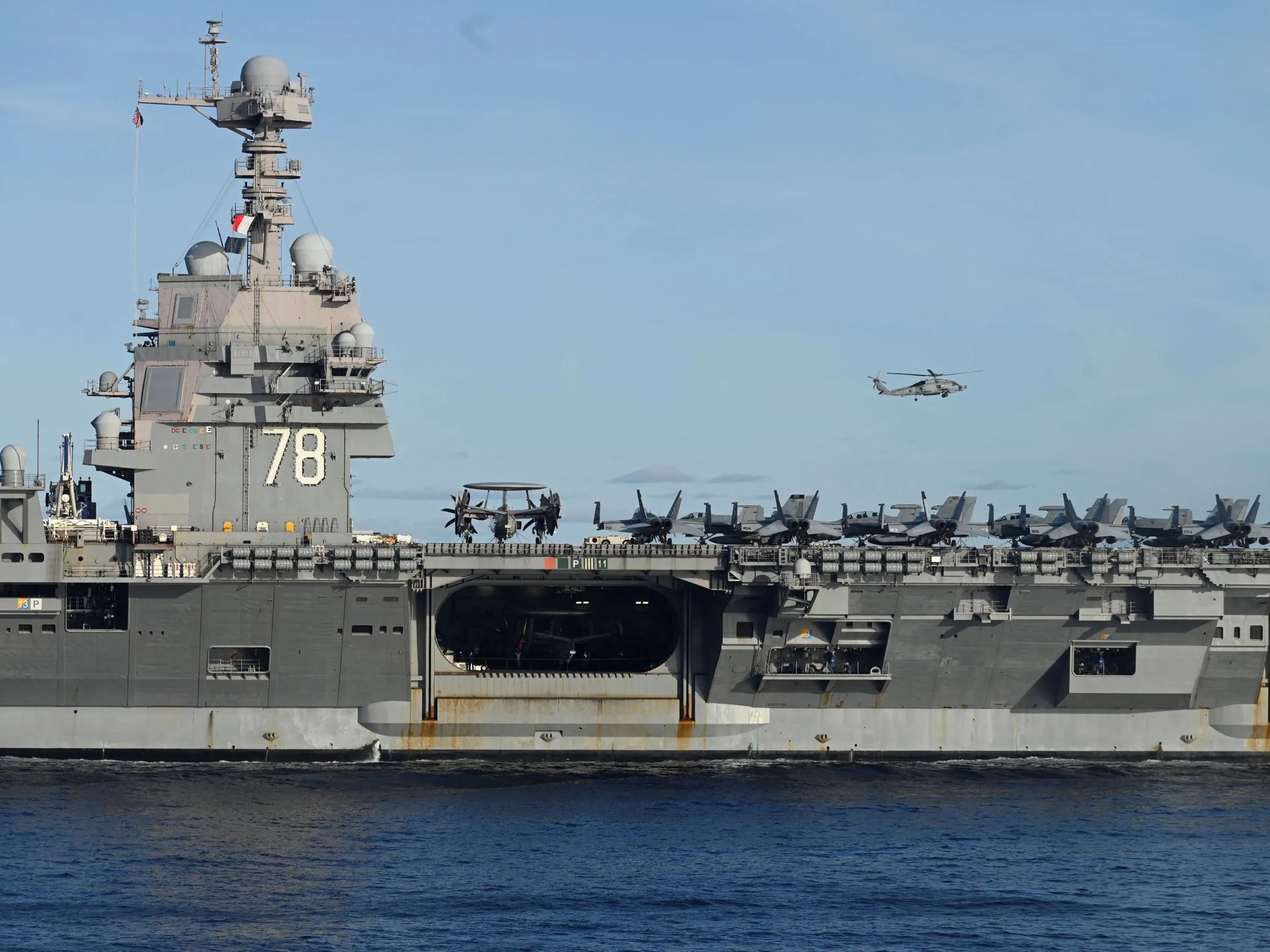  美國海軍核動力航空母艦「福特號（CVN-78）」在中東出任務時，驚傳發生火災。 圖：翻攝「X」@shanaka86 
