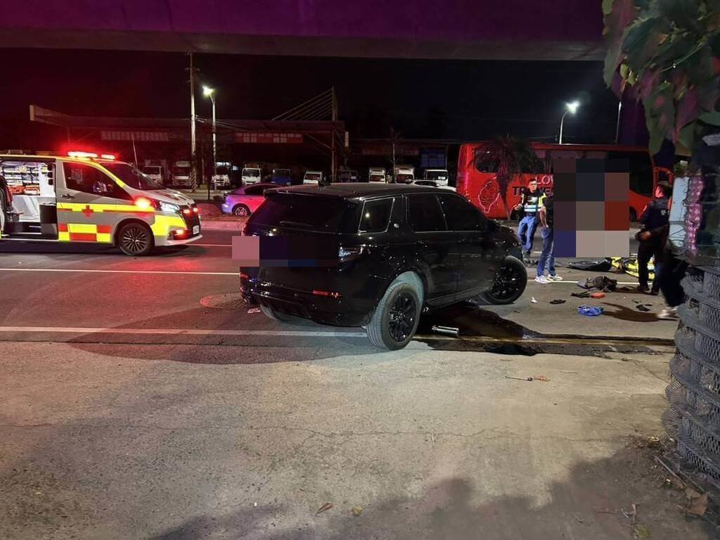 高雄凌晨自小客疑路邊起步撞機車 騎士送醫不治