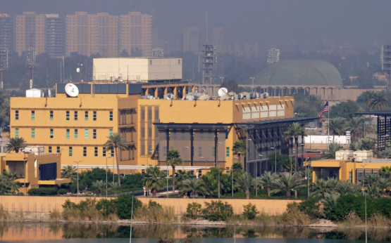 伊朗飛彈擊中巴格達美國大使館 現場濃煙竄升